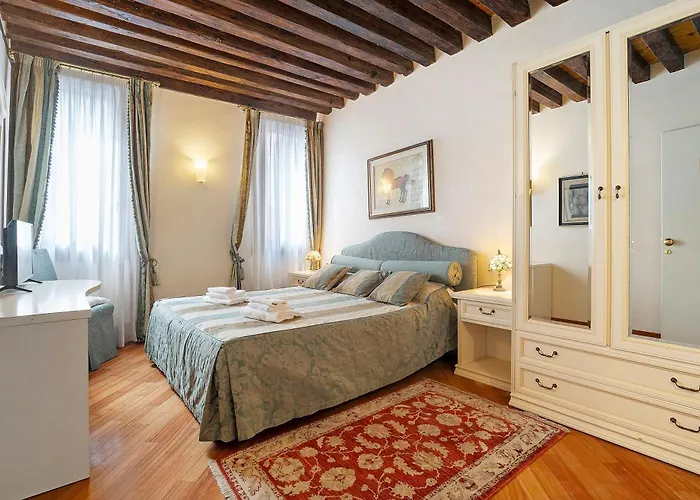 Art Palace - Residenza Giardini بيت ضيافة